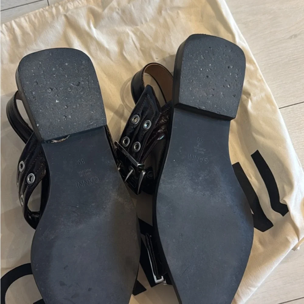 Ganni Stylish Burgundy Women's Shoes with Buckle Detail - Picture 4 of 6